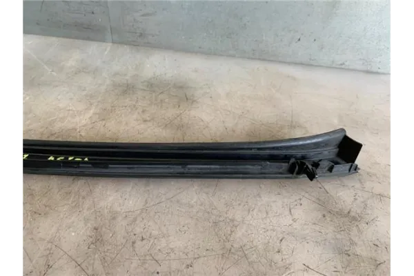 Recambio de moldura parabrisas izquierda para opel astra j berlina 5p 1.6 excellence referencia OEM IAM 498166255  