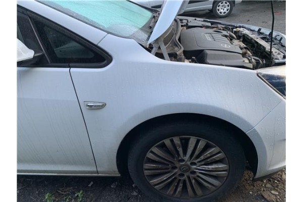 Recambio de aleta delantero derecha para opel astra j berlina 5p 1.6 selective referencia OEM IAM 13390003  