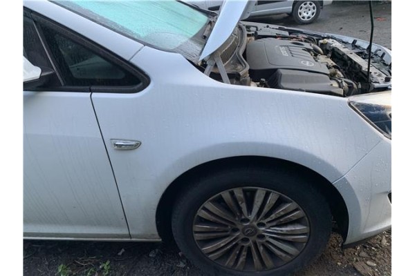 Recambio de aleta delantero derecha para opel astra j berlina 5p 1.6 selective referencia OEM IAM 13390003  