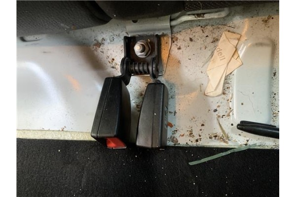 Recambio de anclaje cinturon trasero izquierdo para opel astra j berlina 5p 1.6 selective referencia OEM IAM 13354869  