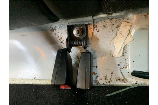 Recambio de anclaje cinturon trasero izquierdo para opel astra j berlina 5p 1.6 selective referencia OEM IAM 13354869  