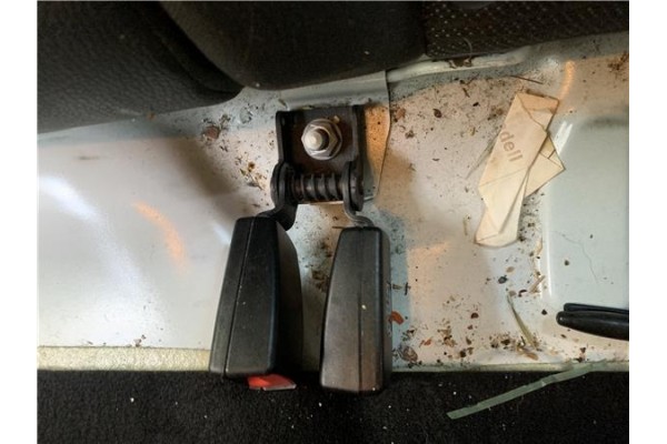 Recambio de anclaje cinturon trasero izquierdo para opel astra j berlina 5p 1.6 selective referencia OEM IAM 13354869  