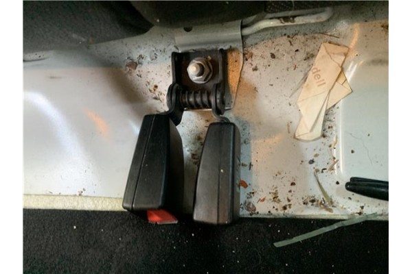 Recambio de anclaje cinturon trasero izquierdo para opel astra j berlina 5p 1.6 selective referencia OEM IAM 13354869  