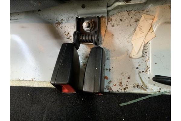 Recambio de anclaje cinturon trasero izquierdo para opel astra j berlina 5p 1.6 selective referencia OEM IAM 13354869  