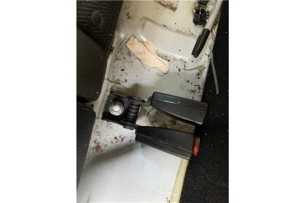 Recambio de anclaje cinturon trasero izquierdo para opel astra j berlina 5p 1.6 selective referencia OEM IAM 13354869  