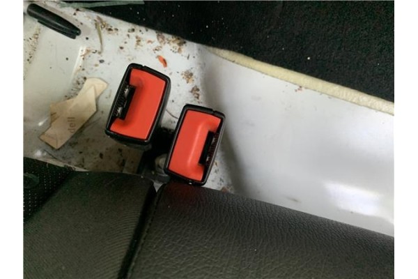Recambio de anclaje cinturon trasero izquierdo para opel astra j berlina 5p 1.6 selective referencia OEM IAM 13354869  