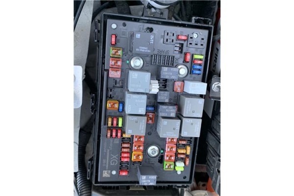 Recambio de caja fusibles/rele para opel astra j berlina 5p 1.6 selective referencia OEM IAM 39065971  