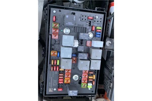 Recambio de caja fusibles/rele para opel astra j berlina 5p 1.6 selective referencia OEM IAM 39065971  