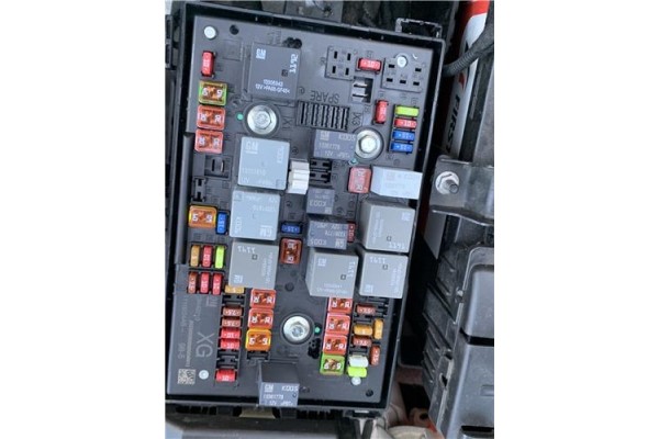 Recambio de caja fusibles/rele para opel astra j berlina 5p 1.6 selective referencia OEM IAM 39065971  