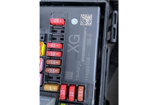 Recambio de caja fusibles/rele para opel astra j berlina 5p 1.6 selective referencia OEM IAM 39065971  