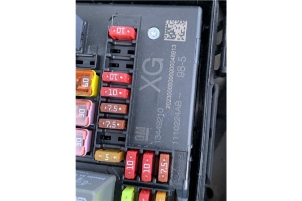Recambio de caja fusibles/rele para opel astra j berlina 5p 1.6 selective referencia OEM IAM 39065971  