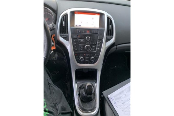 Recambio de consola para opel astra j berlina 5p 1.6 selective referencia OEM IAM 13414010  