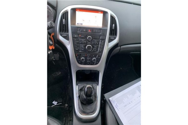 Recambio de consola para opel astra j berlina 5p 1.6 selective referencia OEM IAM 13414010  