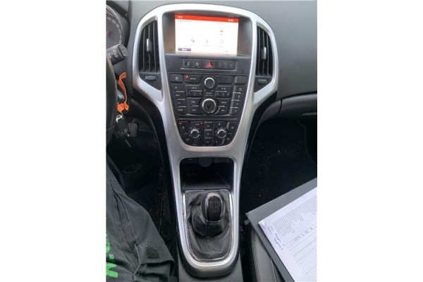 Recambio de consola para opel astra j berlina 5p 1.6 selective referencia OEM IAM 13414010  