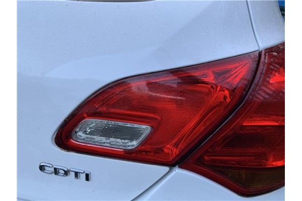 Recambio de piloto porton trasero derecho para opel astra j berlina 5p 1.6 selective referencia OEM IAM 13306454  