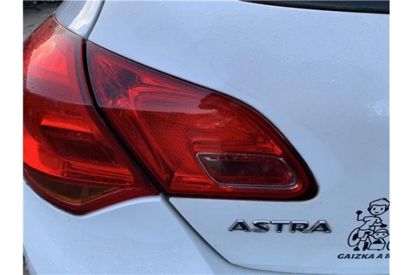 Recambio de piloto porton trasero izquierdo para opel astra j berlina 5p 1.6 selective referencia OEM IAM 13306453  