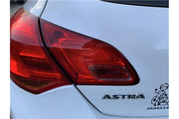 Recambio de piloto porton trasero izquierdo para opel astra j berlina 5p 1.6 selective referencia OEM IAM 13306453  