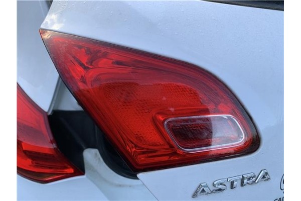 Recambio de piloto porton trasero izquierdo para opel astra j berlina 5p 1.6 selective referencia OEM IAM 13306453  