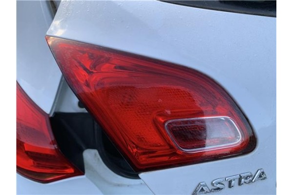 Recambio de piloto porton trasero izquierdo para opel astra j berlina 5p 1.6 selective referencia OEM IAM 13306453  