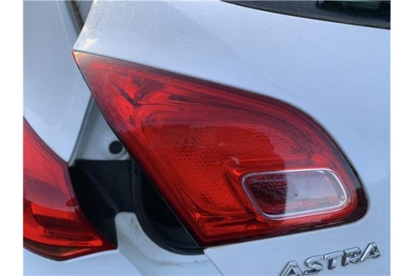 Recambio de piloto porton trasero izquierdo para opel astra j berlina 5p 1.6 selective referencia OEM IAM 13306453  