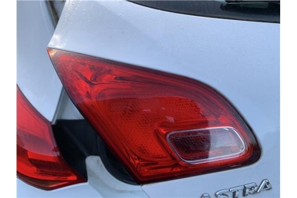 Recambio de piloto porton trasero izquierdo para opel astra j berlina 5p 1.6 selective referencia OEM IAM 13306453  