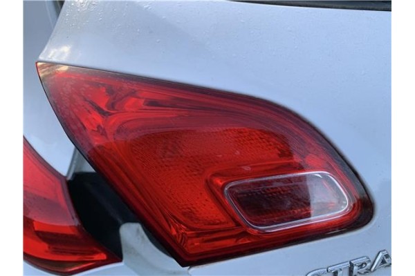 Recambio de piloto porton trasero izquierdo para opel astra j berlina 5p 1.6 selective referencia OEM IAM 13306453  