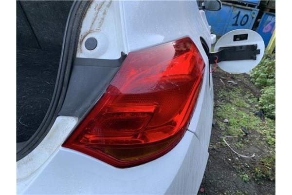 Recambio de piloto trasero derecho para opel astra j berlina 5p 1.6 selective referencia OEM IAM 13306454  