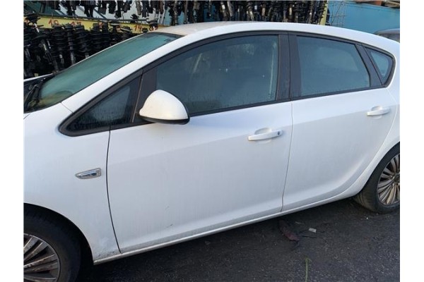 Recambio de puerta delantero izquierda para opel astra j berlina 5p 1.6 selective referencia OEM IAM 13330765  