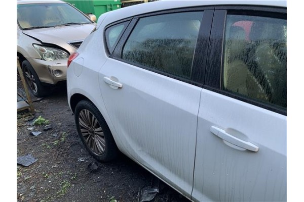 Recambio de puerta trasero derecha para opel astra j berlina 5p 1.6 selective referencia OEM IAM 13285611  