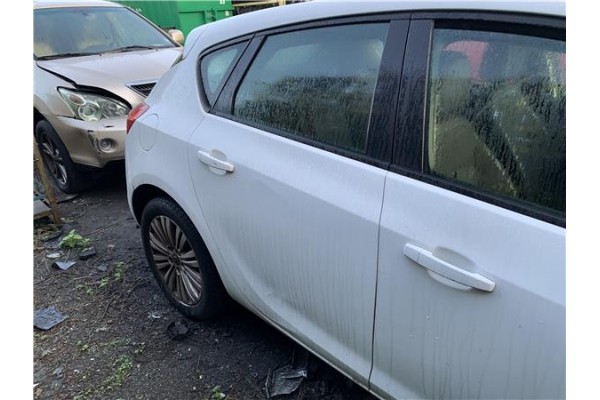 Recambio de puerta trasero derecha para opel astra j berlina 5p 1.6 selective referencia OEM IAM 13285611  