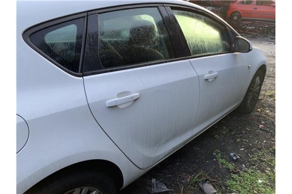 Recambio de puerta trasero derecha para opel astra j berlina 5p 1.6 selective referencia OEM IAM 13285611  