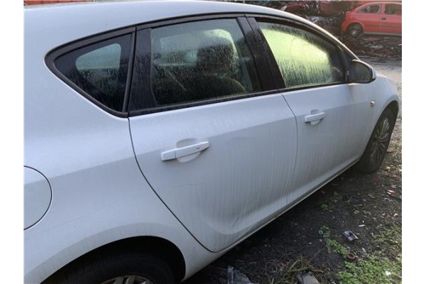 Recambio de puerta trasero derecha para opel astra j berlina 5p 1.6 selective referencia OEM IAM 13285611  