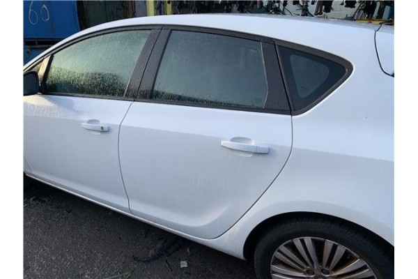 Recambio de puerta trasero izquierda para opel astra j berlina 5p 1.6 selective referencia OEM IAM 13285610  
