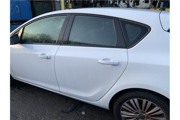 Recambio de puerta trasero izquierda para opel astra j berlina 5p 1.6 selective referencia OEM IAM 13285610  