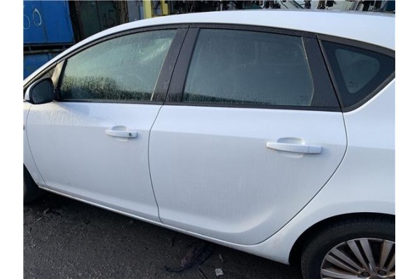 Recambio de puerta trasero izquierda para opel astra j berlina 5p 1.6 selective referencia OEM IAM 13285610  