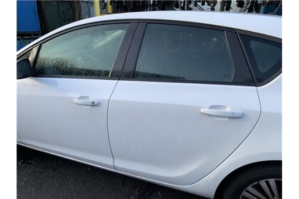 Recambio de puerta trasero izquierda para opel astra j berlina 5p 1.6 selective referencia OEM IAM 13285610  