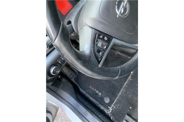 Recambio de volante para opel astra j berlina 5p 1.6 selective referencia OEM IAM 13351039  