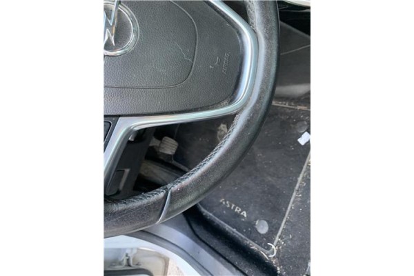 Recambio de volante para opel astra j berlina 5p 1.6 selective referencia OEM IAM 13351039  