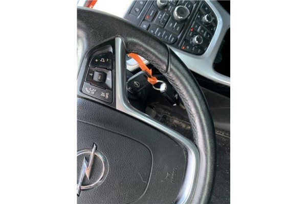 Recambio de volante para opel astra j berlina 5p 1.6 selective referencia OEM IAM 13351039  