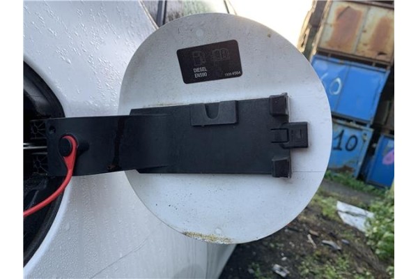 Recambio de tapa exterior combustible para opel astra j berlina 5p 1.6 selective referencia OEM IAM 13354564 13348041 