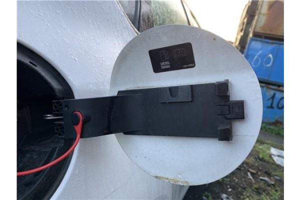Recambio de tapa exterior combustible para opel astra j berlina 5p 1.6 selective referencia OEM IAM 13354564 13348041 