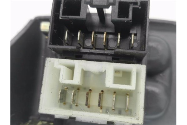 Recambio de mando elevalunas delantero izquierdo para fiat bravo (182) 1.8 16v / 16v 115 gt referencia OEM IAM 717928633 7352427