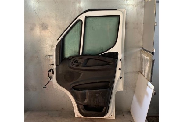 Recambio de puerta delantero derecha para iveco daily chasis 2.3 referencia OEM IAM 99460120  