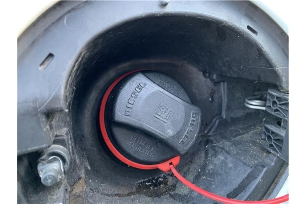 Recambio de tapon combustible para opel astra j berlina 5p 1.6 selective referencia OEM IAM 13327609  
