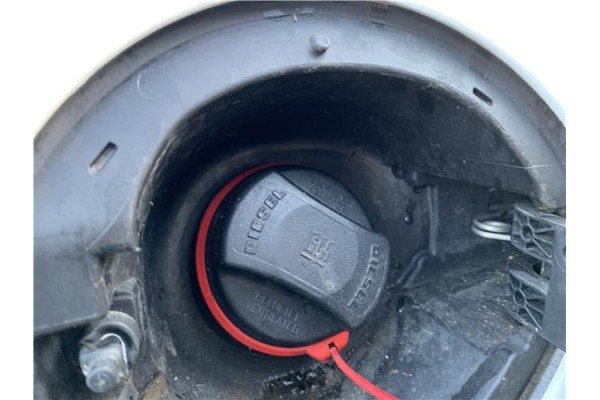 Recambio de tapon combustible para opel astra j berlina 5p 1.6 selective referencia OEM IAM 13327609  