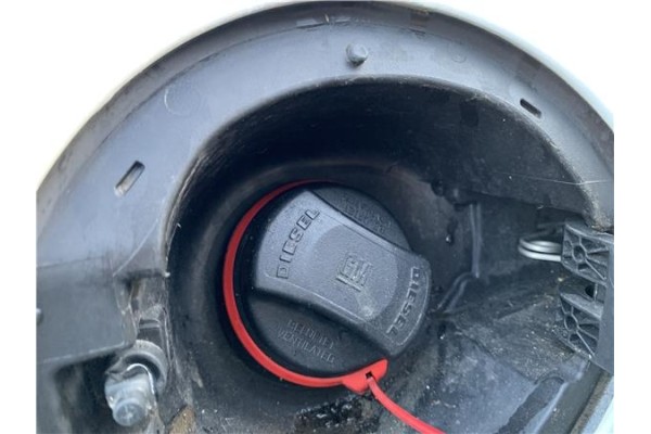 Recambio de tapon combustible para opel astra j berlina 5p 1.6 selective referencia OEM IAM 13327609  
