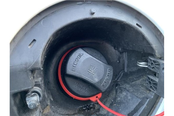 Recambio de tapon combustible para opel astra j berlina 5p 1.6 selective referencia OEM IAM 13327609  