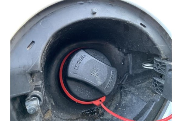 Recambio de tapon combustible para opel astra j berlina 5p 1.6 selective referencia OEM IAM 13327609  