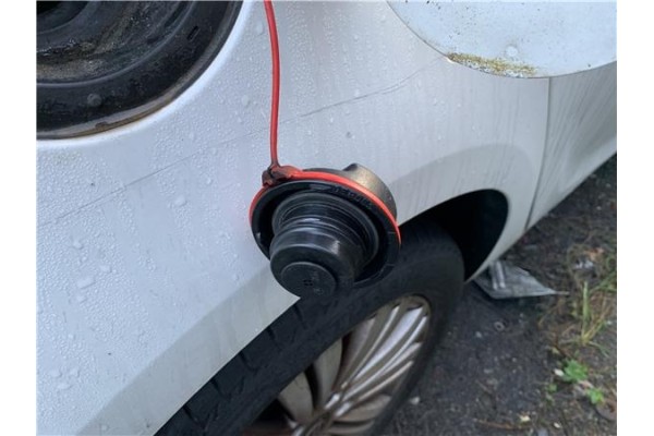 Recambio de tapon combustible para opel astra j berlina 5p 1.6 selective referencia OEM IAM 13327609  