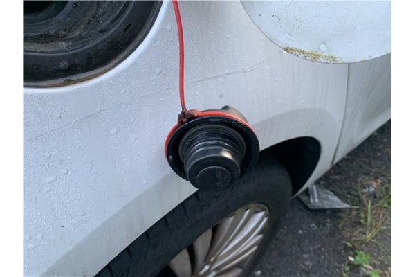 Recambio de tapon combustible para opel astra j berlina 5p 1.6 selective referencia OEM IAM 13327609  